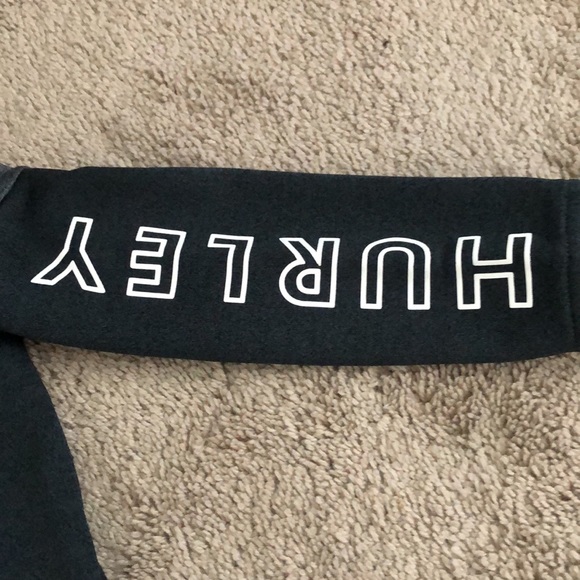 Like new - boys Hurley zip up hoodie size 4 - Picture 3 of 4